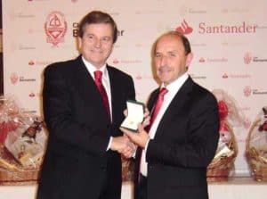Acto de entrega de la Insignia de Oro del Club Bansander a Carlos Hazas
