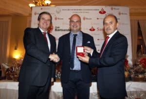 Acto de entrega de la Insignia de Oro del Club Bansander a Jesús Salmón